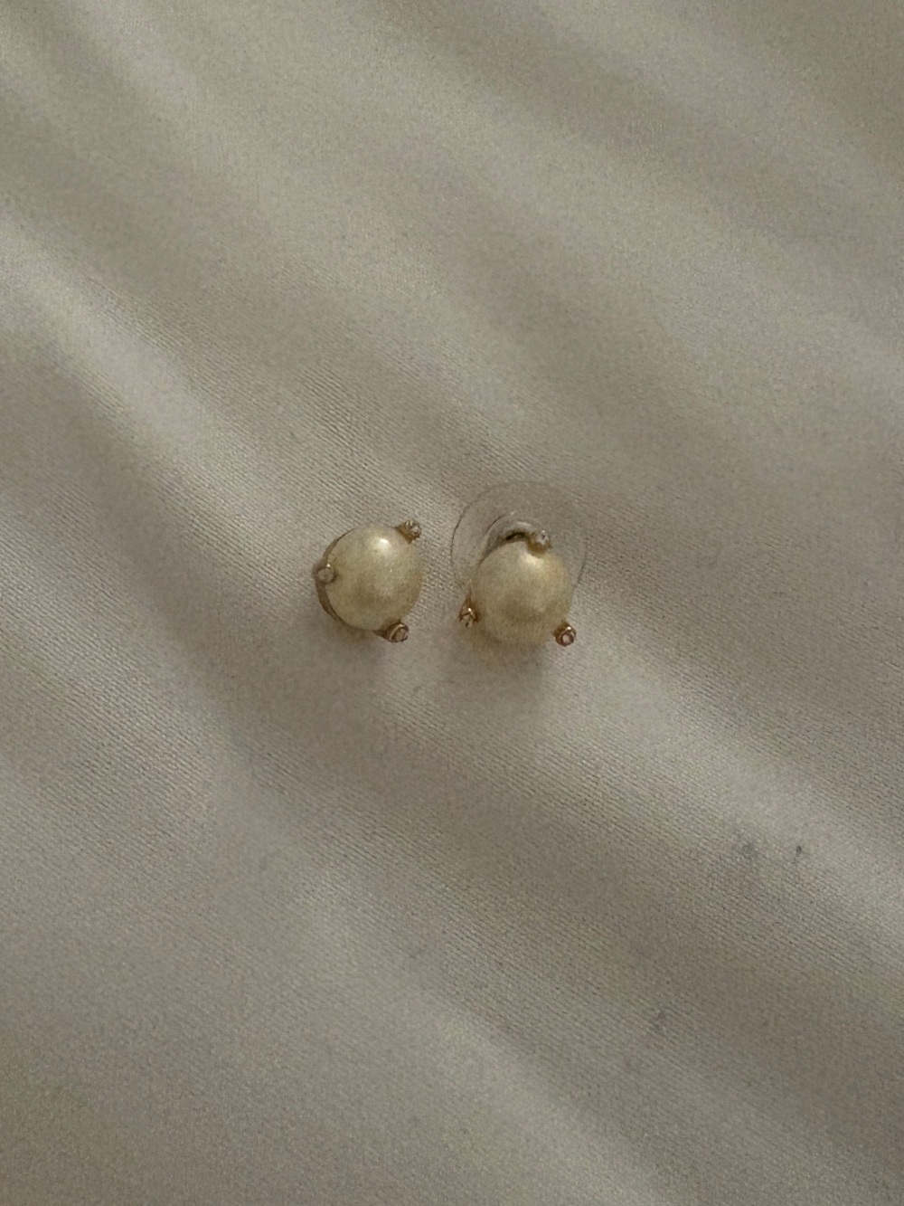 kate spade Pearl Button Stud Earrings in Cream and Gold